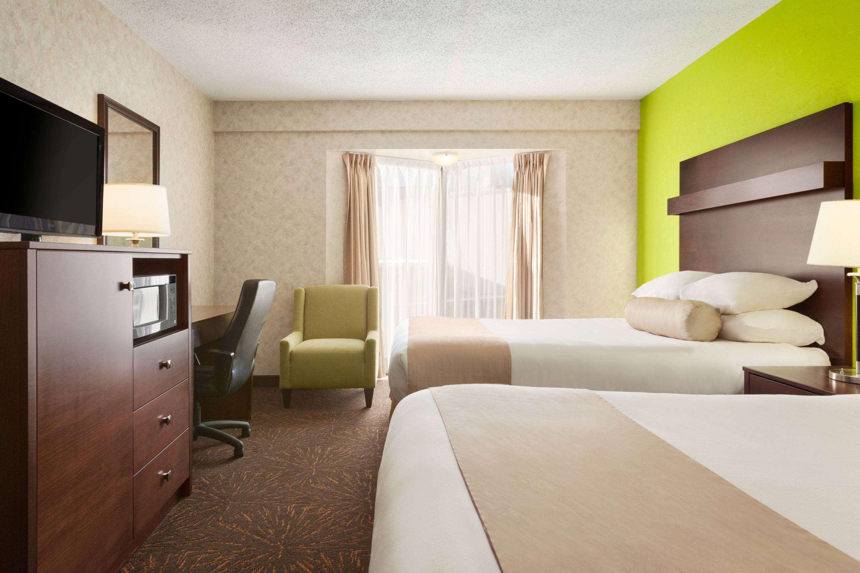 Travelodge By Wyndham Ллойдминстер Экстерьер фото