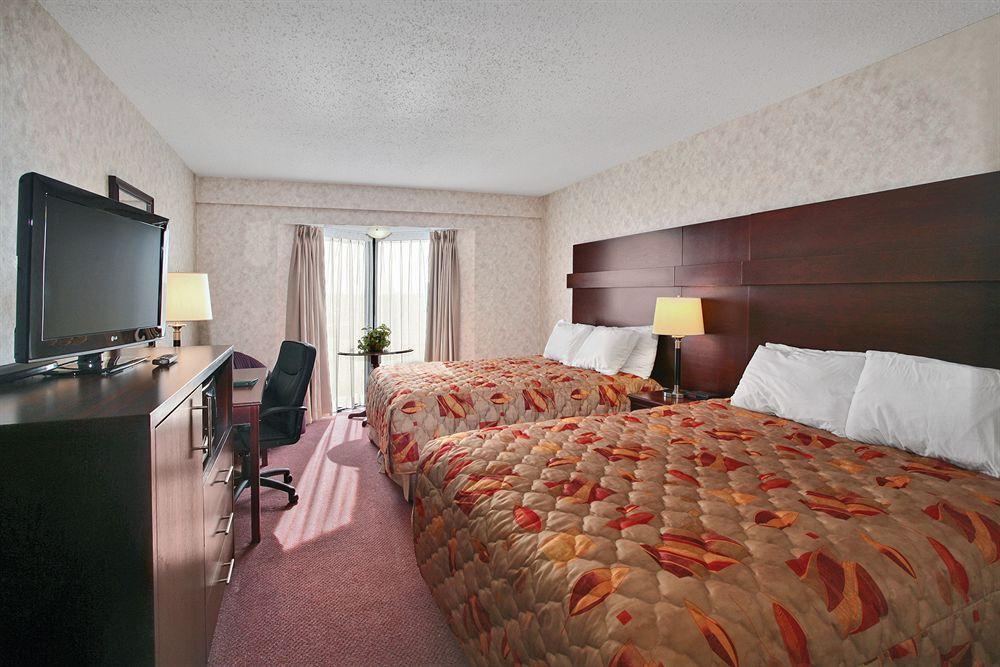Travelodge By Wyndham Ллойдминстер Экстерьер фото