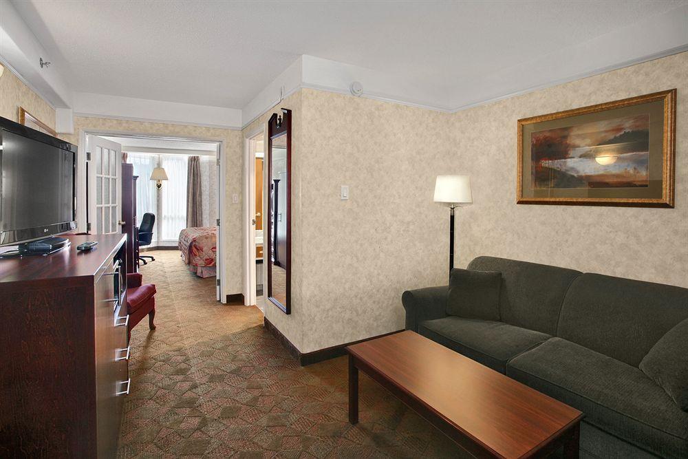 Travelodge By Wyndham Ллойдминстер Экстерьер фото